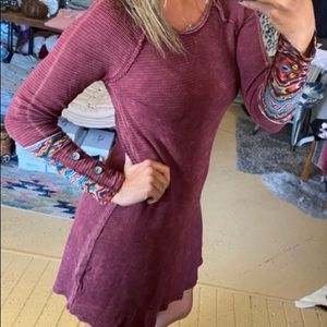 Burgundy long sleeve dress w/ accent sleeves M